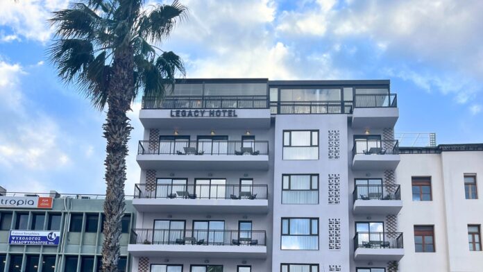 Ponořte se do luxusu v hotelu Legacy Gastro Suites, pětihvězdičkovém hotelu na Krétě, kde se pohodlí setkává s prvotřídními kulinářskými zážitky. Perfektní volba pro náročné cestovatele, kteří hledají dokonalý odpočinek a gastronomické požitky na jednom místě.