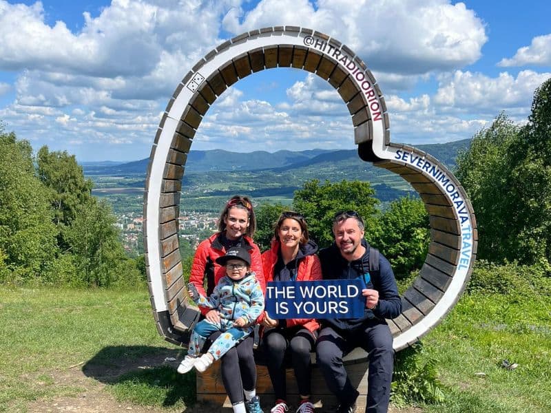 Vrchol Ondřejníku s dřevěným srdcem – oblíbený fotopoint s panoramatickým výhledem na Beskydy. Ideální místo pro rodinné výlety a turistiku v Podbeskydské pahorkatině.  