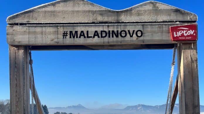 Výhled na majestátní Tatry z areálu apartmánového resortu Maladinovo u Liptovské Mary – ideální místo pro dovolenou spojenou s wellness, přírodou a pohodlím.