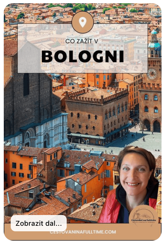 Pohled na historické centrum Bologni s typickými cihlovými budovami a šikmými věžemi. Bologna je srdcem severní Itálie – město plné podloubí, chutí a jedinečné atmosféry, které by při cestě Itálií rozhodně nemělo chybět na seznamu.