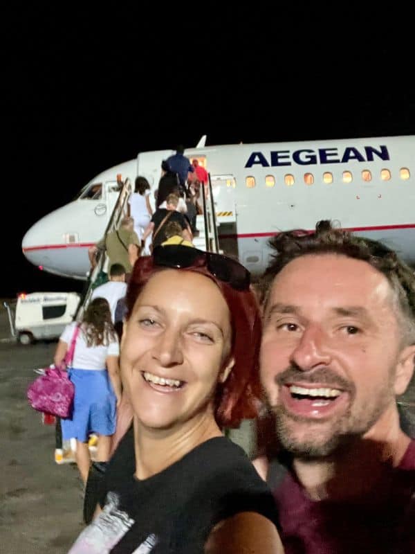 Naše cesta začíná! Společně s manželem před letadlem Aegean Airlines, které nás právě veze z Kréty do Atén. Startujeme náš eurotrip – on s klidným výrazem, já s plánem v hlavě. Cestování ve dvou, kdy jeden miluje ticho a druhý změnu – to je náš každodenní dobrodružný příběh.