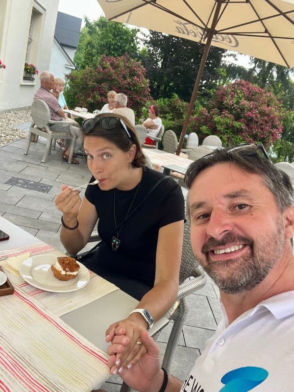 Dezert po obědě v Zámečku Petrovice – užíváme si chvíli klidu s výborným větrníkem v zámecké restauraci s manželem.