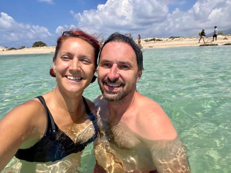 My dva na pláži Elafonisi – přesně tady jsme si uvědomili, že chceme cestovat víc, svobodněji a výhodněji.
Díky tomu dnes víme, jak rezervovat hotel levně online přes Fireflies – a pomáháme to naučit i ostatní. Cestování už dávno není jen koníček. Může být i životní styl.