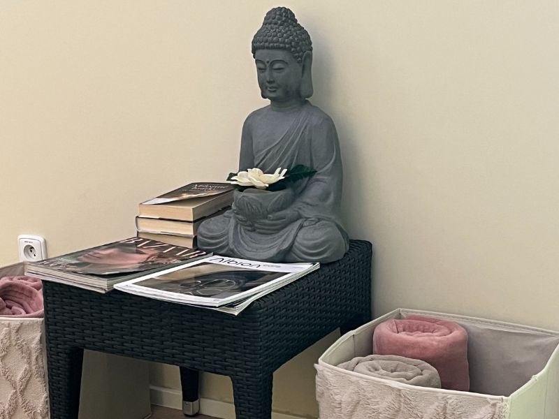 Relaxace ve wellness hotelu Savannah u Znojma – elegantní dekorace a hebké ručníky v klidové zóně, ideální místo pro odpočinek po sauně nebo masáži.