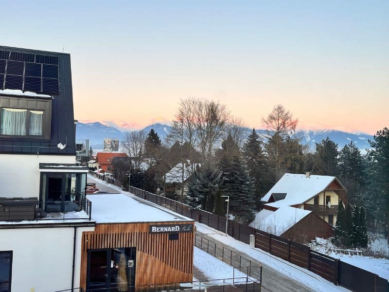 Výhled z apartmánu v resortu Maladinovo na Tatry a aquapark Tatralandia – jedinečné ubytování s panoramatem, které vám zpříjemní každý den pobytu na Liptovské Maře.