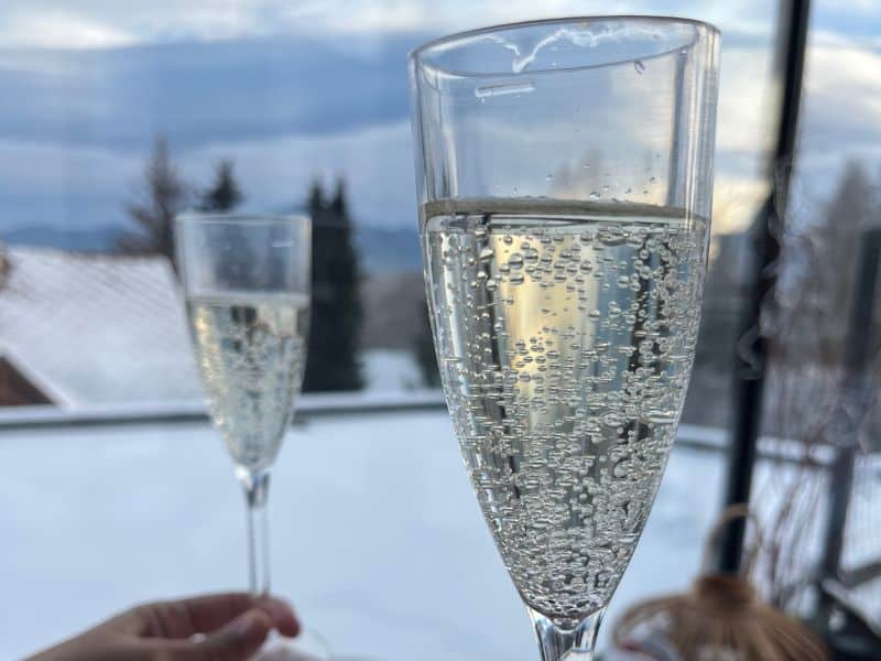 Relaxační místnost wellness centra v resortu Maladinovo s výhledem na Tatry – ideální místo pro odpočinek. S manželem si vychutnáváme nealko šampusky a užíváme si klid a krásu Liptovské přírody.