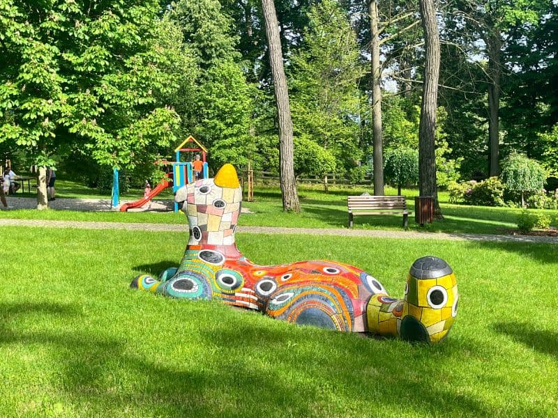 Zámecký park u Zámečku Petrovice – ideální místo pro rodiny s dětmi, s herními prvky a prolézačkami uprostřed udržované zeleně.
