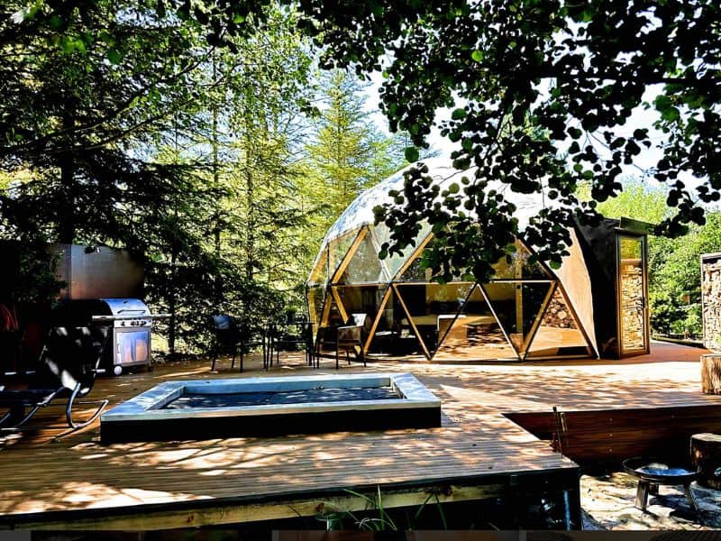 Glamping stan mezi potoky v přírodě Brd s terasou, světýlky a pohodlným zázemím – naše ubytování v Colony Glamping Brdy v lednu.