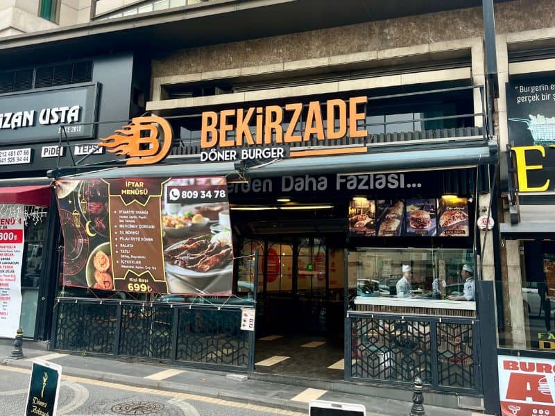 Naše oblíbené občerstvení v Istanbulu – místo, kde jsme si vychutnávali tradiční turecký čaj. Autentický tip, co zažít a ochutnat v Istanbulu mimo hlavní památky.