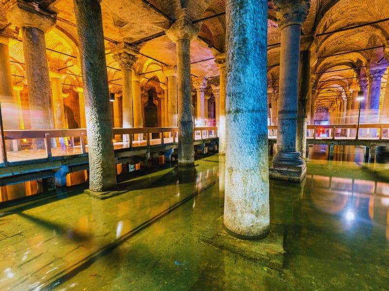 Bazilika cisterna v Istanbulu – fascinující podzemní stavba z 6. století, jedno z nejzajímavějších míst, co vidět v Istanbulu.