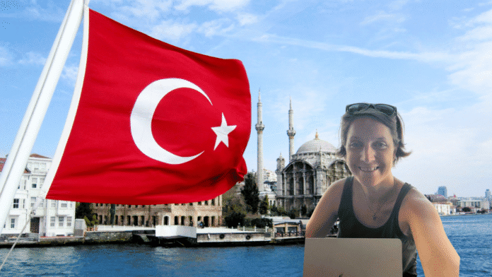 Digitální nomádka s notebookem u Bosporu v Istanbulu, v popředí turecká vlajka – Turecko pro digitální nomádky (2025)