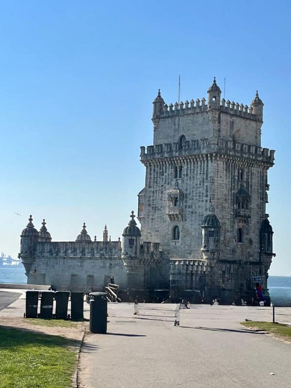 Torre de Belém v Lisabonu – romantická chvíle Kačenky a Míši u řeky Tejo při západu slunce, symbol Lisabonu