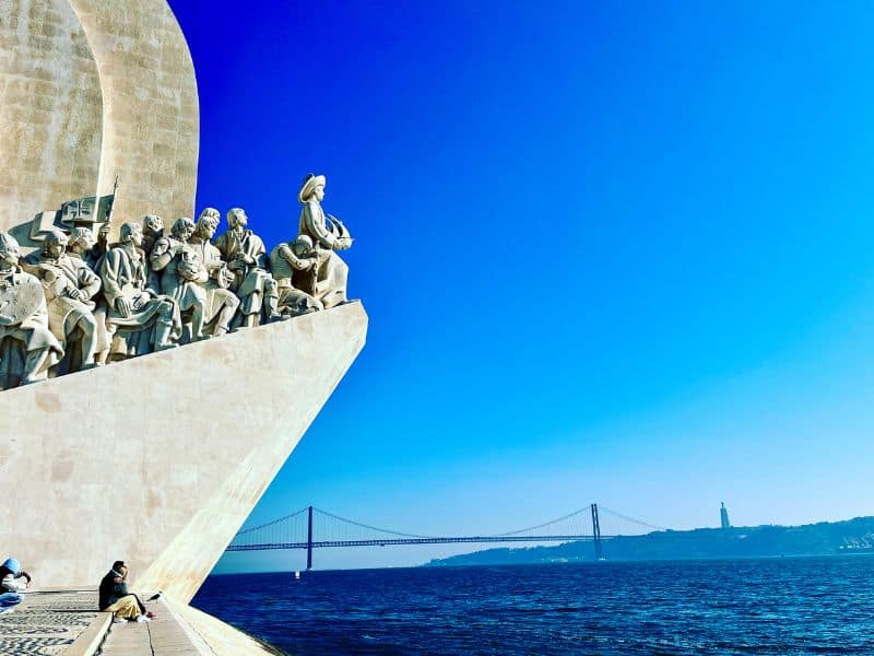 Památník objevitelů (Padrão dos Descobrimentos) v Lisabonu – ranní ticho u vody a výhled na řeku Tejo