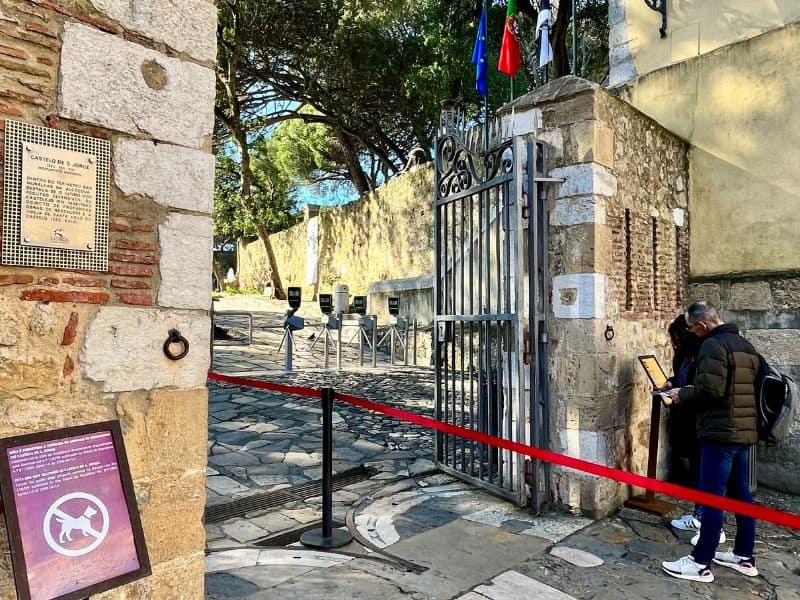 Vstup do Castelo de São Jorge v Lisabonu – historická pevnost s výhledem na město, oblíbené místo cestovatelů a digitálních nomádů
