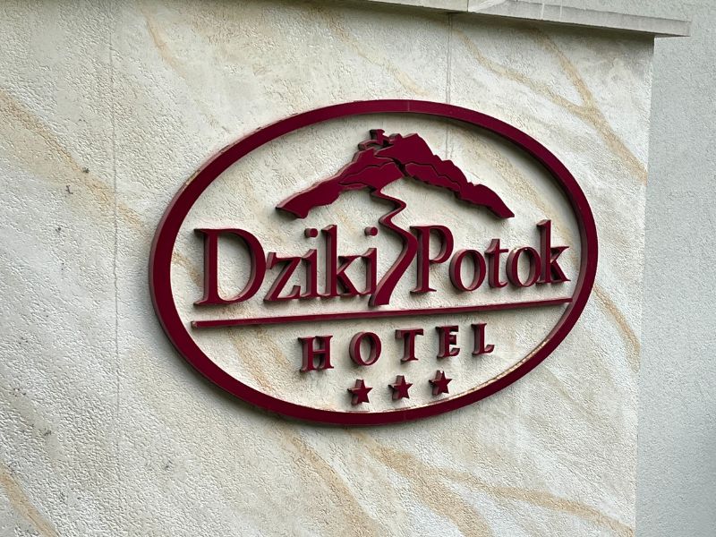 hotel Dziki Potok Karpacz recenze – logo hotelu u vchodu, které vítá hosty při příjezdu