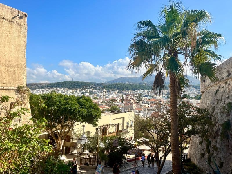 Kréta mimo sezónu – výhled na město Rethymno z benátské pevnosti Fortezza na Krétě