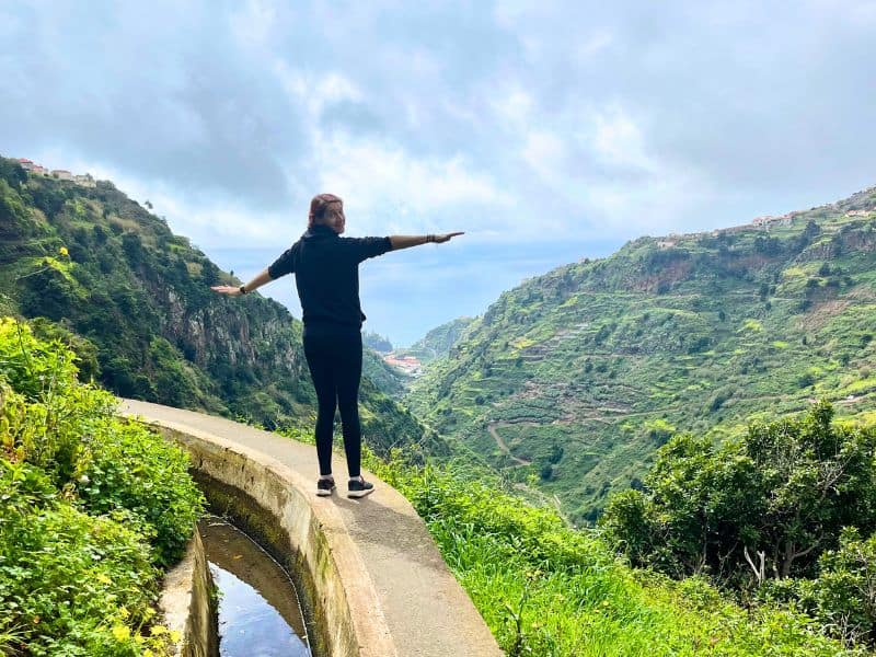 Madeira cestování – leváda s výhledem na oceán a zelené kopce
