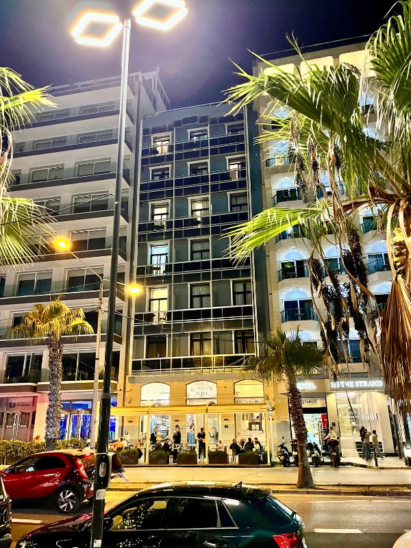 Hotel Kennedy Nova v části Gżira na Maltě z pohledu digitální nomádky během pracovního pobytu.