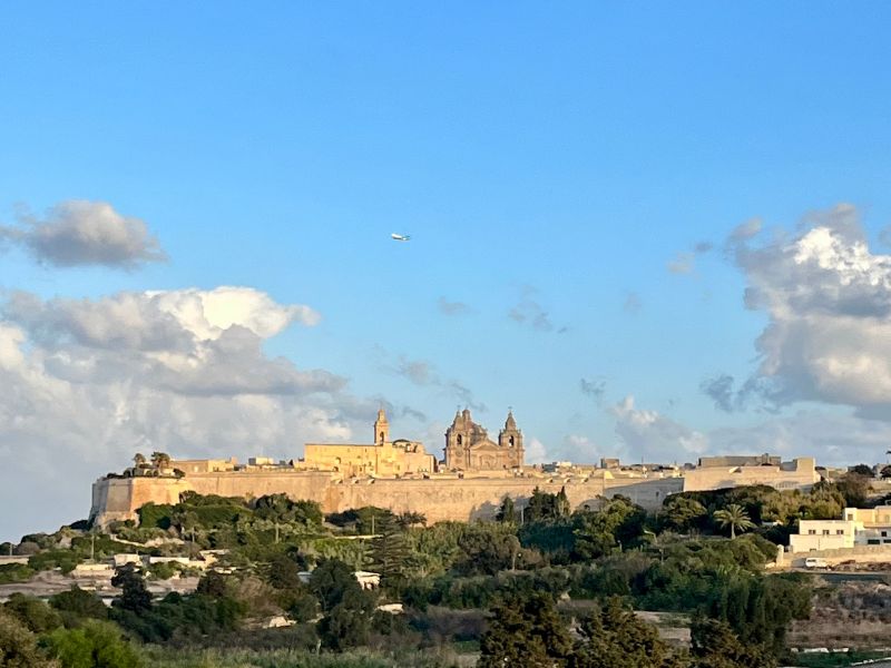 Pohled na historické městečko Mdina na Maltě z dálky očima digitální nomádky při cestování.