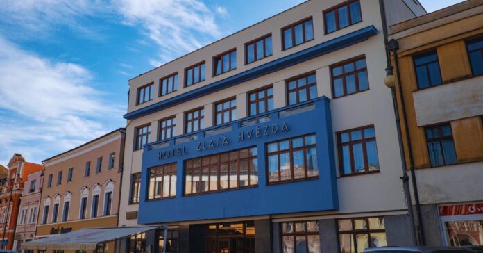 Fasáda Hotelu Zlatá Hvězda na Smetanově náměstí v Litomyšli