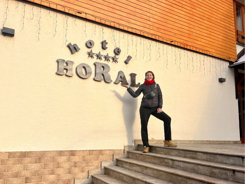 Já u vstupu do Hotelu Horal v Rožnově pod Radhoštěm během wellness pobytu