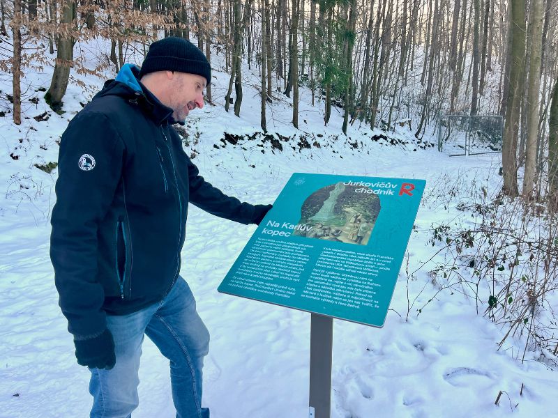 Michal čte informace o cestě k Jurkovičově rozhledně v Rožnově pod Radhoštěm