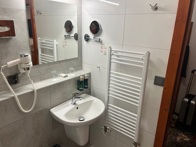 Čistá a moderní koupelna v pokoji Hotelu Horal v Rožnově pod Radhoštěm