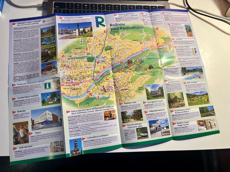 Mapa Rožnova pod Radhoštěm s vyznačením centra města a okolních turistických cílů
