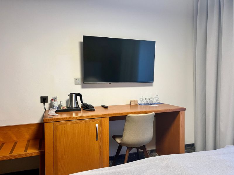 Televize a kávový set v pokoji Hotelu Horal v Rožnově pod Radhoštěm