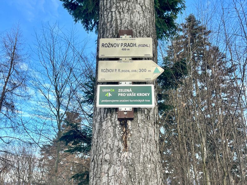 Turistické značení u Jurkovičovy rozhledny v Rožnově pod Radhoštěm