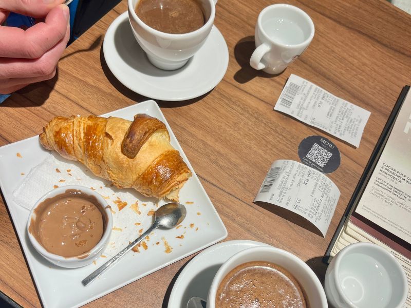 Horká mléčná čokoláda a croissant v čokoládovně Karmello ve Wroclawi