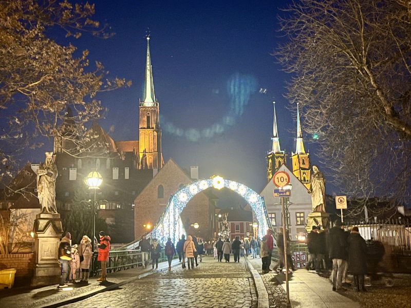 Most Tumski ve Wroclawi – večerní pohled na most lásky