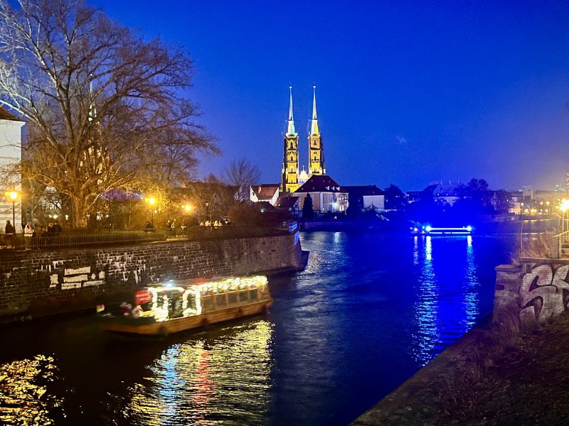 Večerní Wrocław s výhledem na řeku a osvětlené centrum města
