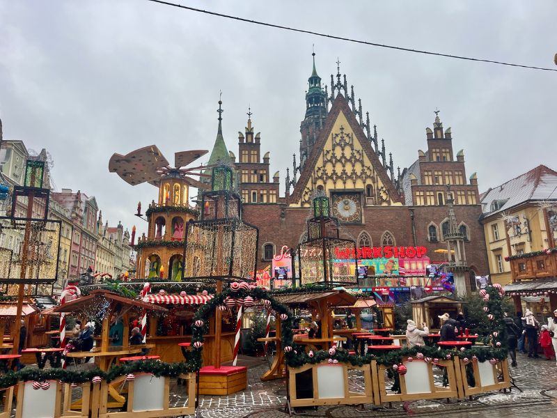Vánoční trhy na hlavním náměstí Rynek ve Wroclawi – zimní atmosféra města