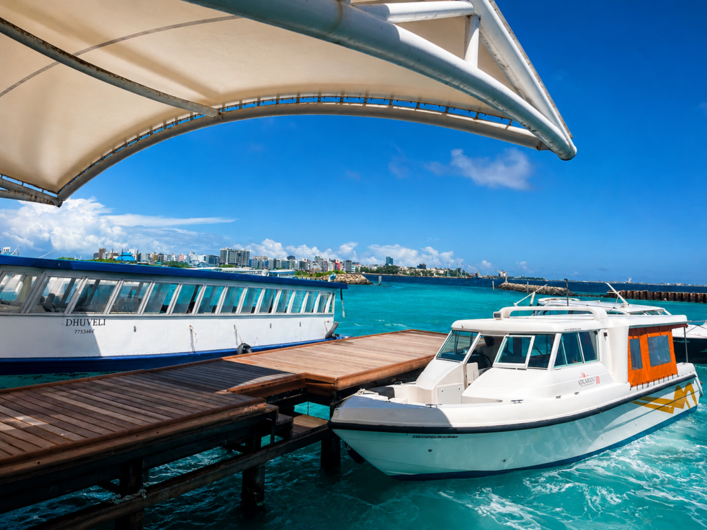 Speedboat u přístavního mola na Maledivách připravený k transferu z letiště na resort Hudhuranfushi.