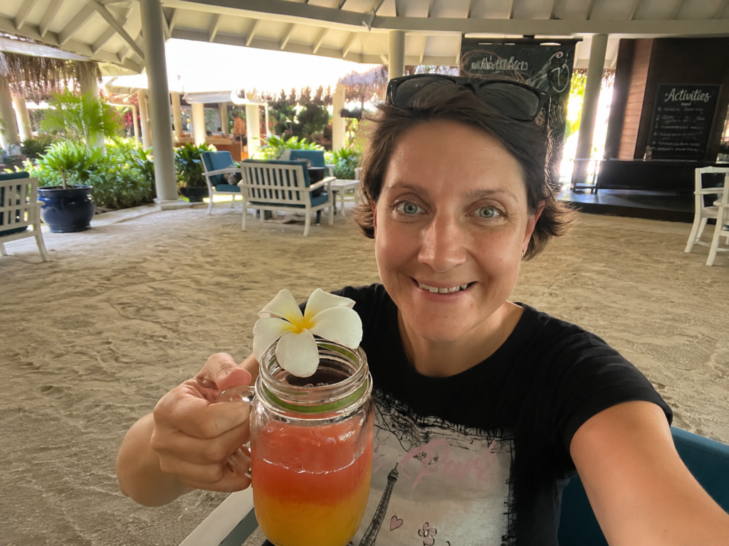 Autorka s welcome drinkem při příjezdu do resortu Hudhuranfushi na Maledivách.