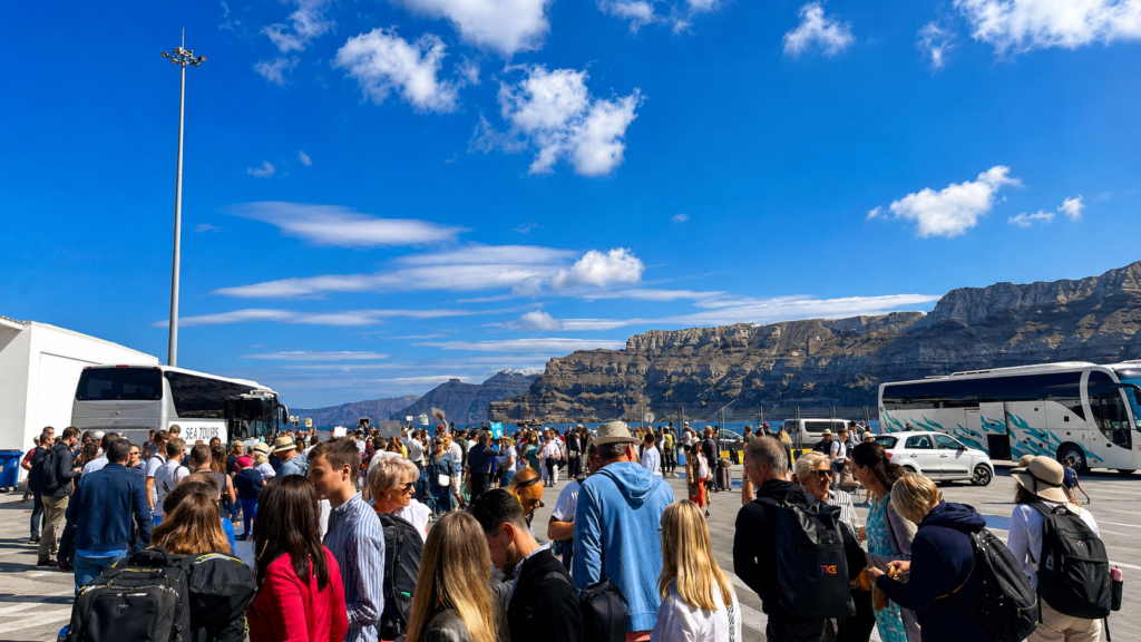 Cestovatelé čekající v přístavu na odjezd lodi z Kréty na Santorini