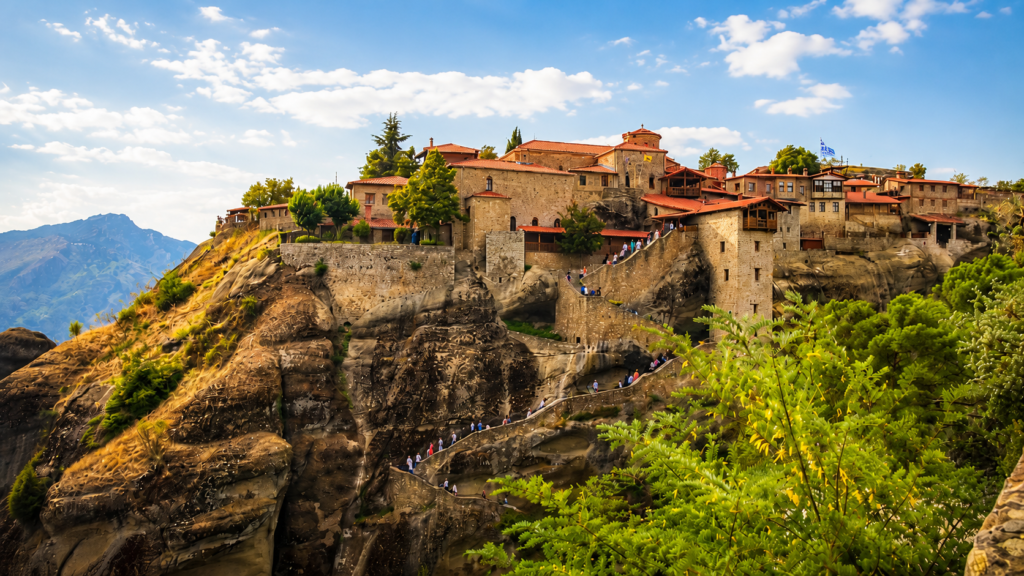 Klášter Meteora v Řecku postavený na vysoké skále