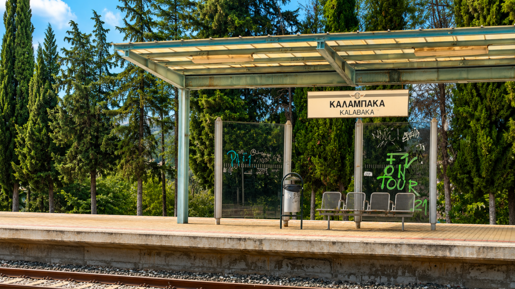 Železniční zastávka Kalambaka v Řecku, kam nás přivezl náhradní autobus