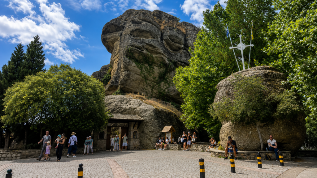 Vstupní brána do kláštera Varlaam mezi skalami Meteory