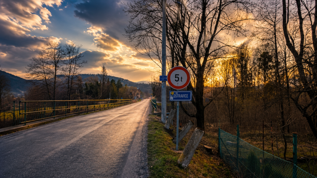 Dopravní tabule označující příjezd do Ostravice