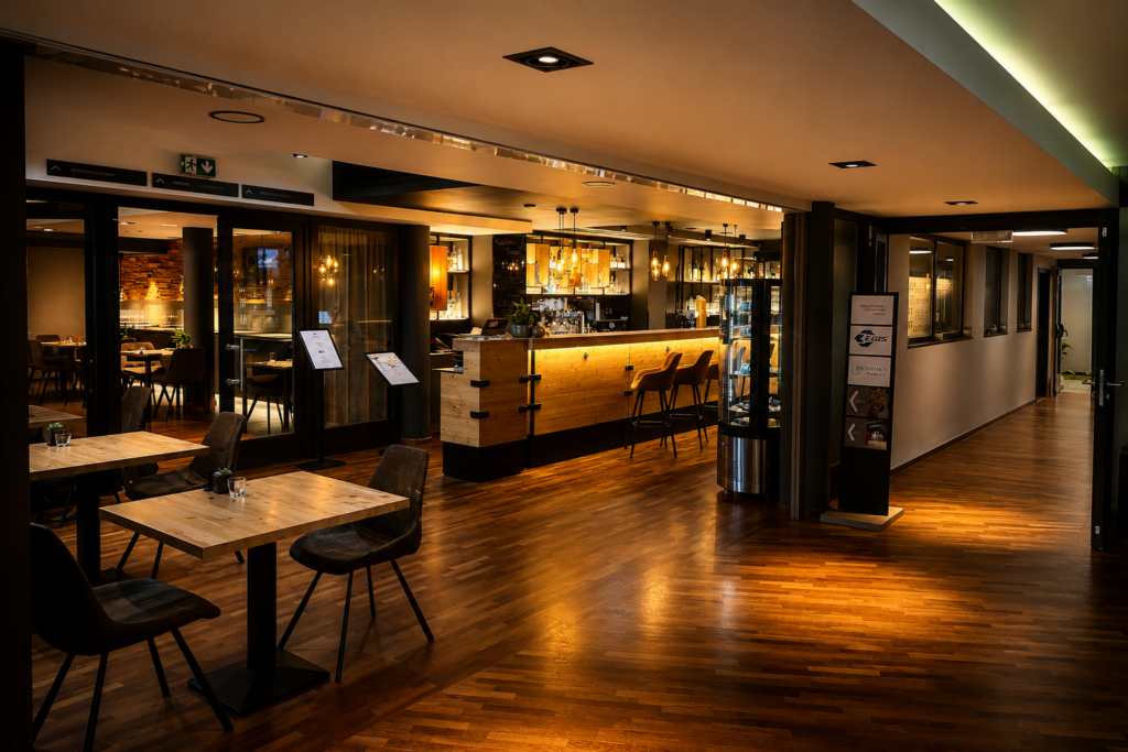 Vstup do restaurace a hotelového baru v Maximus Resortu u Brna, kde se podávají snídaně i večeře formou à la carte.