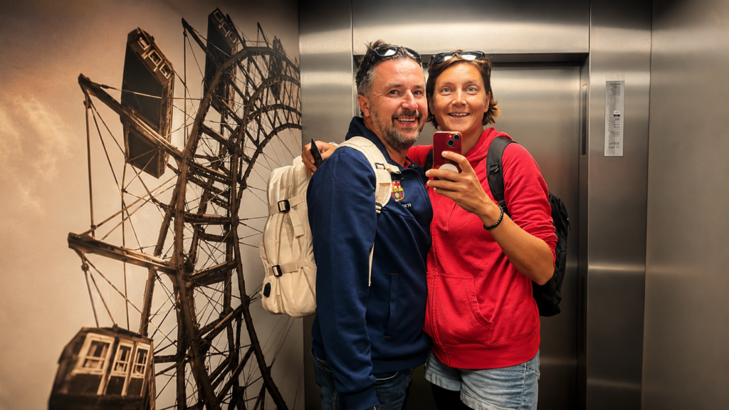Kateřina a Michal Svobodovi ve výtahu hotelu NH Vienna Airport před odletem z vídeňského letiště