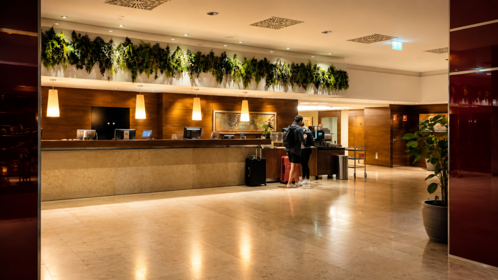 Recepce hotelu NH Vienna Airport Conference Center s prostornou vstupní halou a check-in pultem