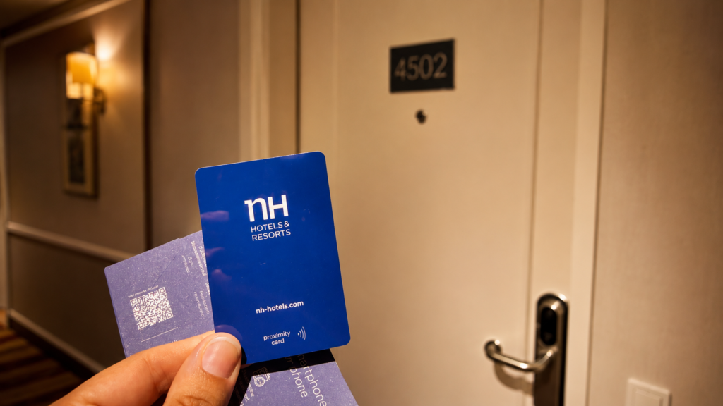 Hotelová karta NH Hotels & Resorts před pokojem v hotelu NH Vienna Airport