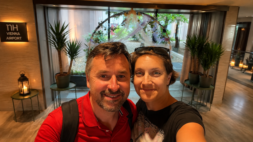 Kateřina a Michal Svobodovi v lobby hotelu NH Vienna Airport před odletem z vídeňského letiště
