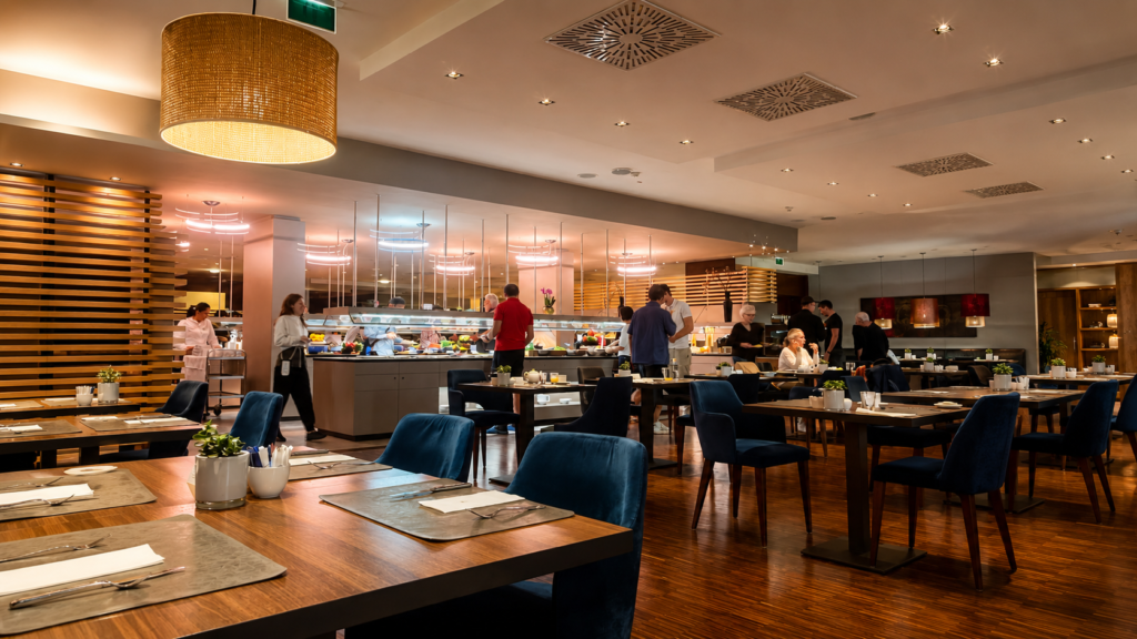 Snídaňová restaurace v hotelu NH Vienna Airport s bufetem a posezením pro hosty