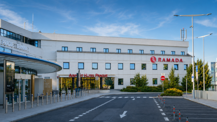 Exteriér hotelu Ramada Airport Hotel Prague u Letiště Václava Havla v Praze