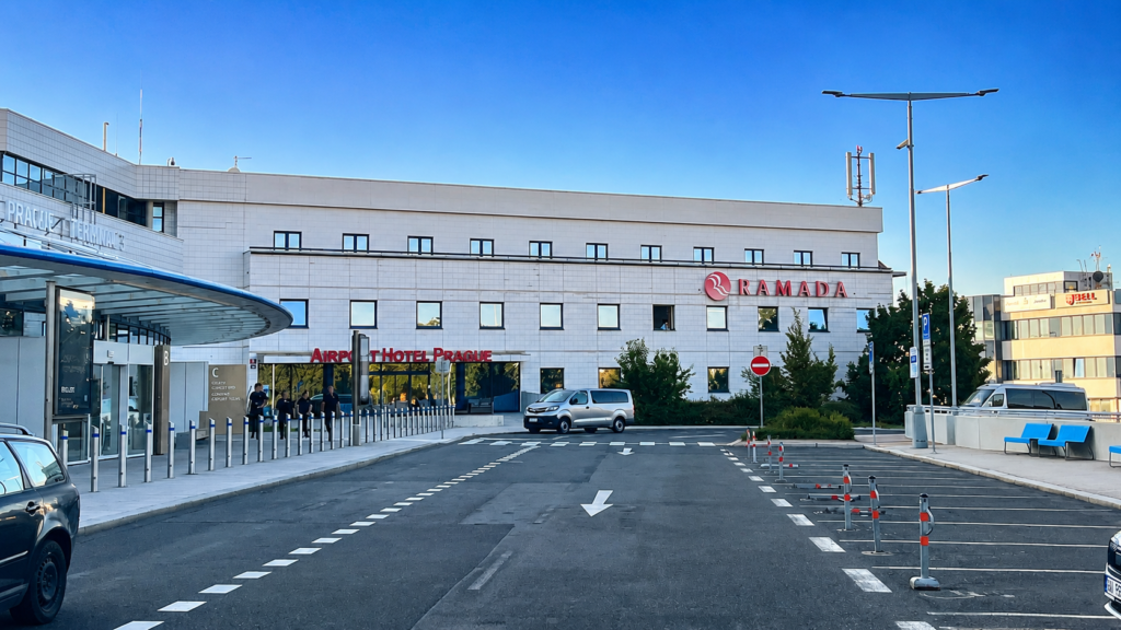 Exteriér Ramada Airport Hotel Prague u Terminálu 3 na Letišti Václava Havla v Praze